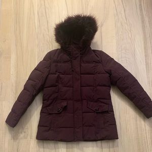 Quilted burgundy women’s ski coat with fur hood, size large